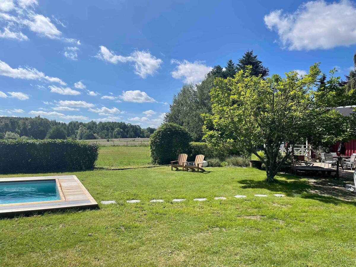 Lantligt hus i vacker natur med pool och bastu