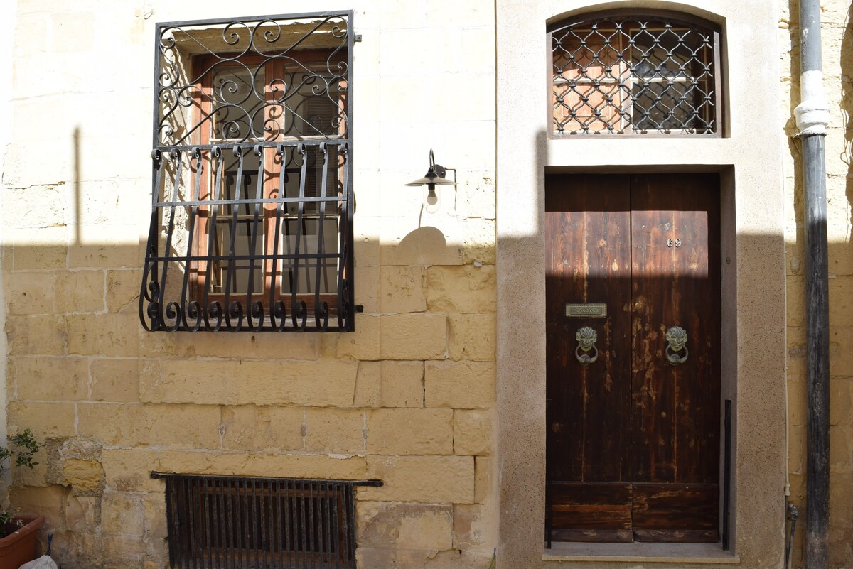 Historical Valletta Renovated Townhouse