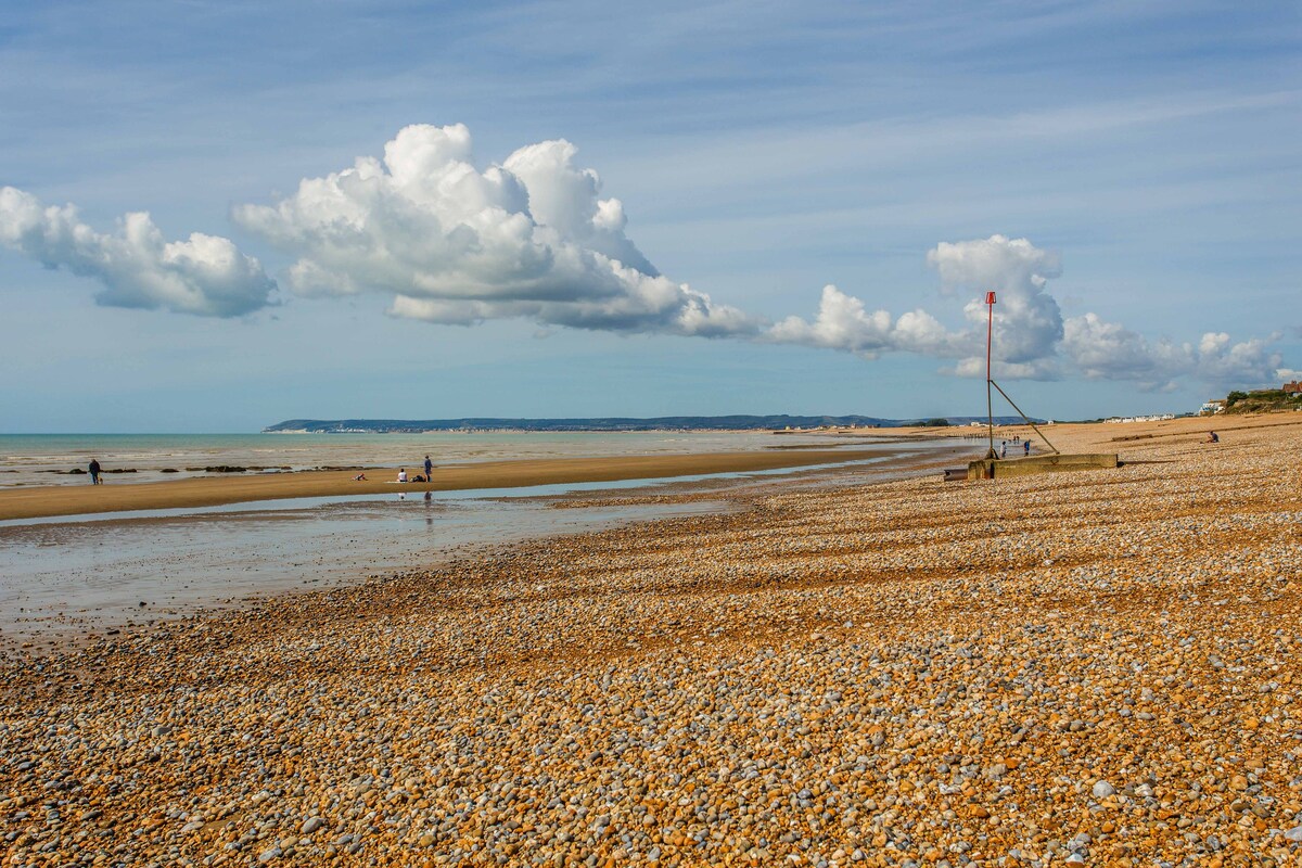 Beach Corner - awesome views!