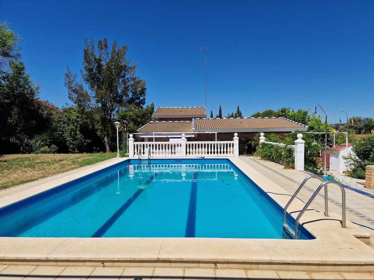 Bonita Villa con piscina privada cerca de Sevilla