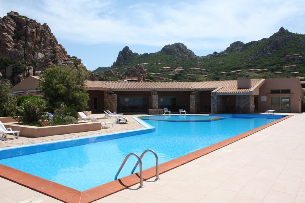 angy house with sea water pool - costa paradiso的连栋房屋 出租