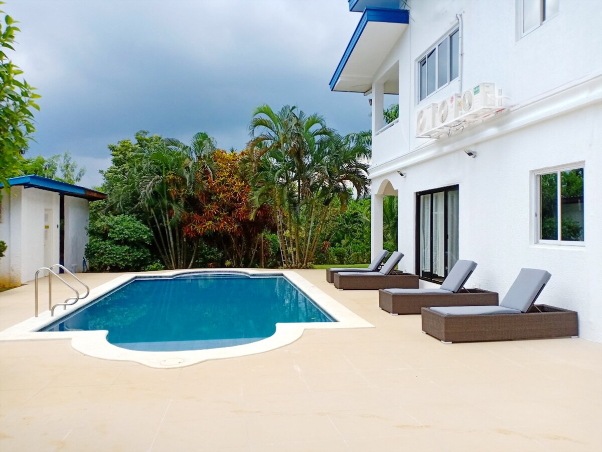 带泳池的漂亮别墅， 3000平方米热带花园
