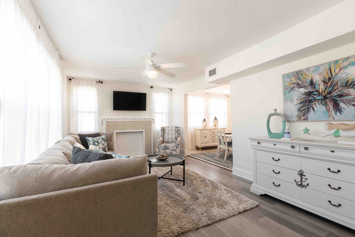 Downtown Bradenton Bliss: 3-Bed Apartment