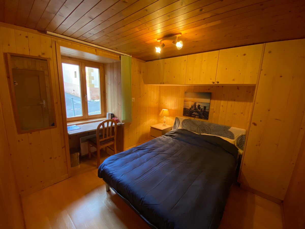 Double Bedroom 5 minute walk to ski lift