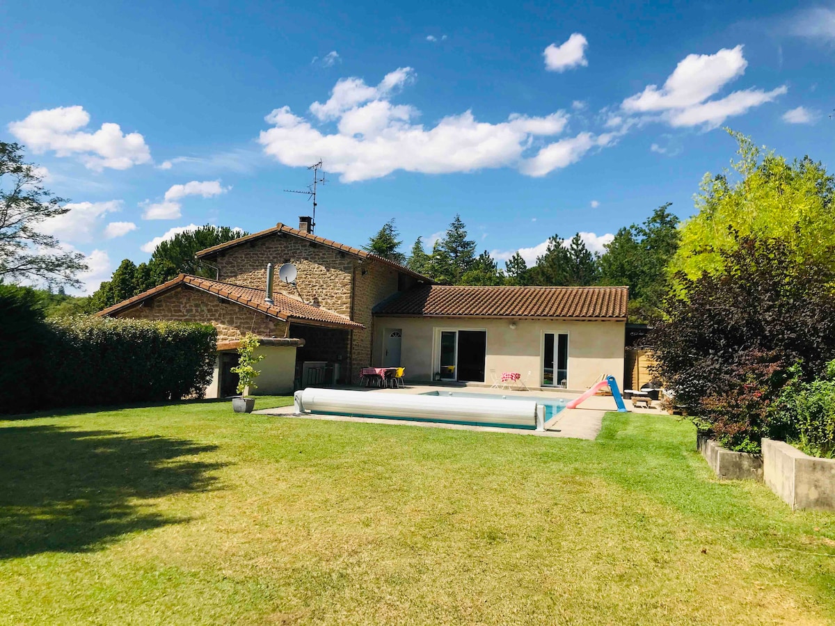 Maison au calme avec piscine et grand jardin