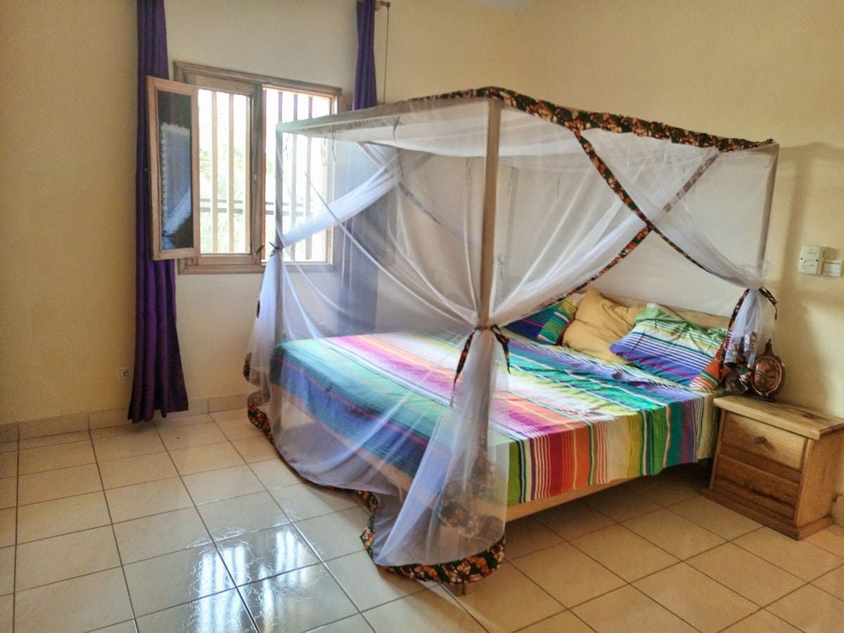 Chambre spacieuse et lumineuse avec salle de bain