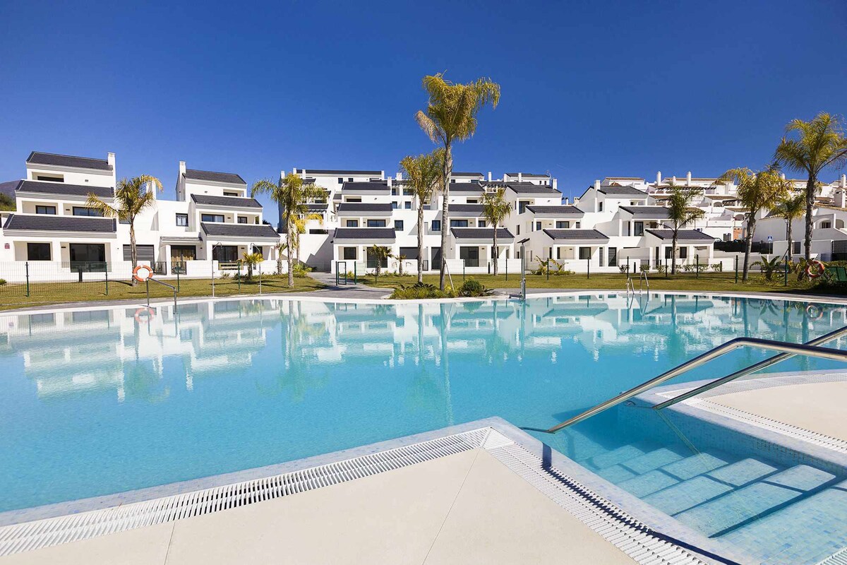 ESTEPONA SUNSETS- BRAND NEW MODERN 3BR APARTMENT