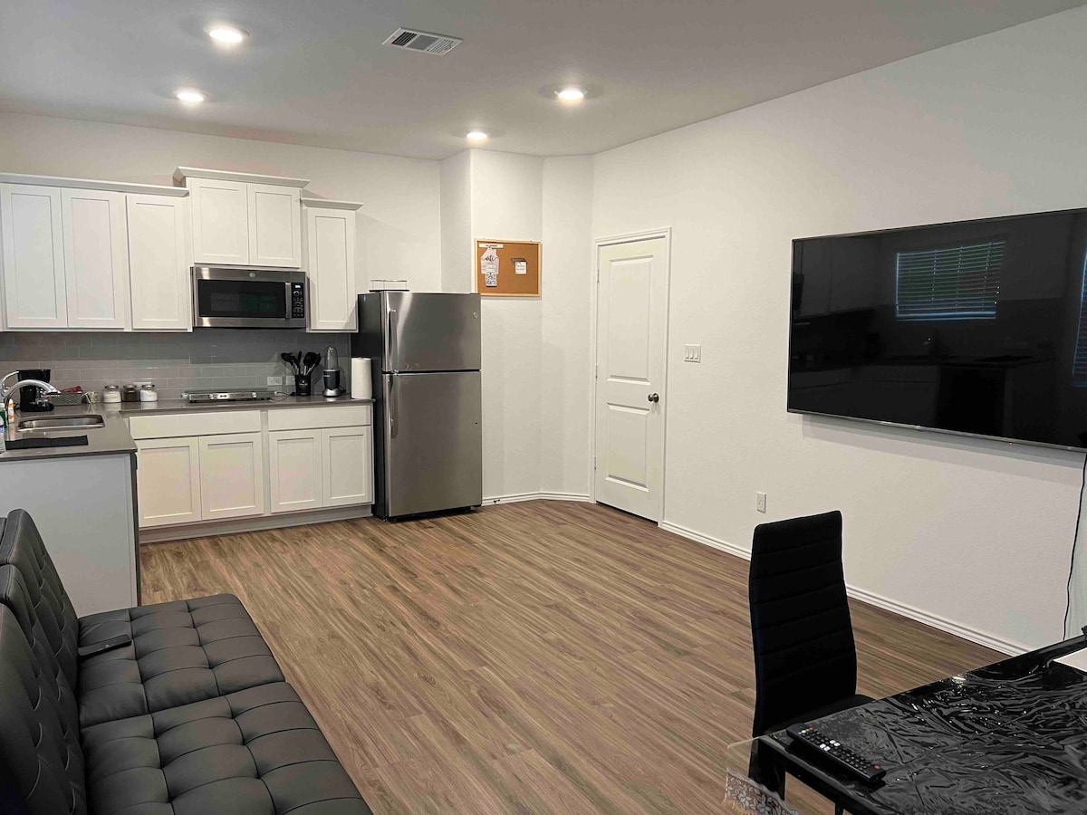 现代化的1卧室私人套房，带厨房