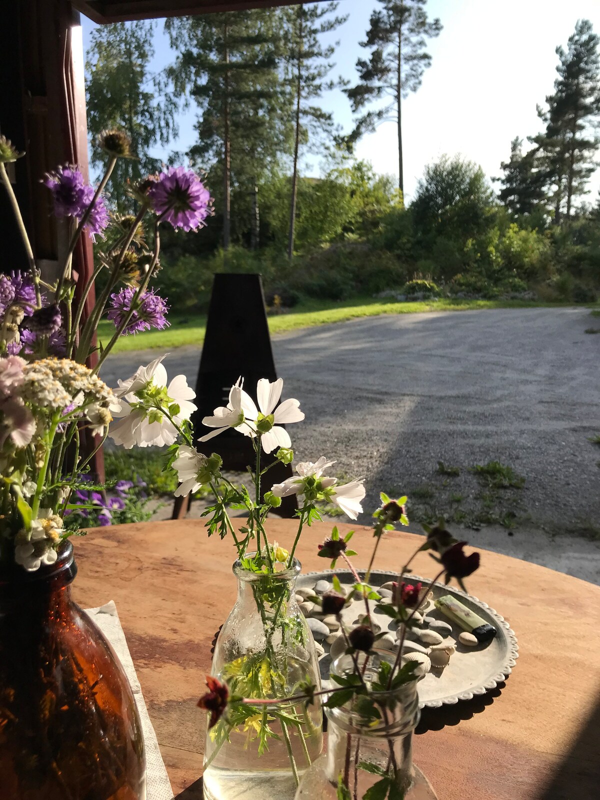 Sjarmerende hus med innredet utestue .