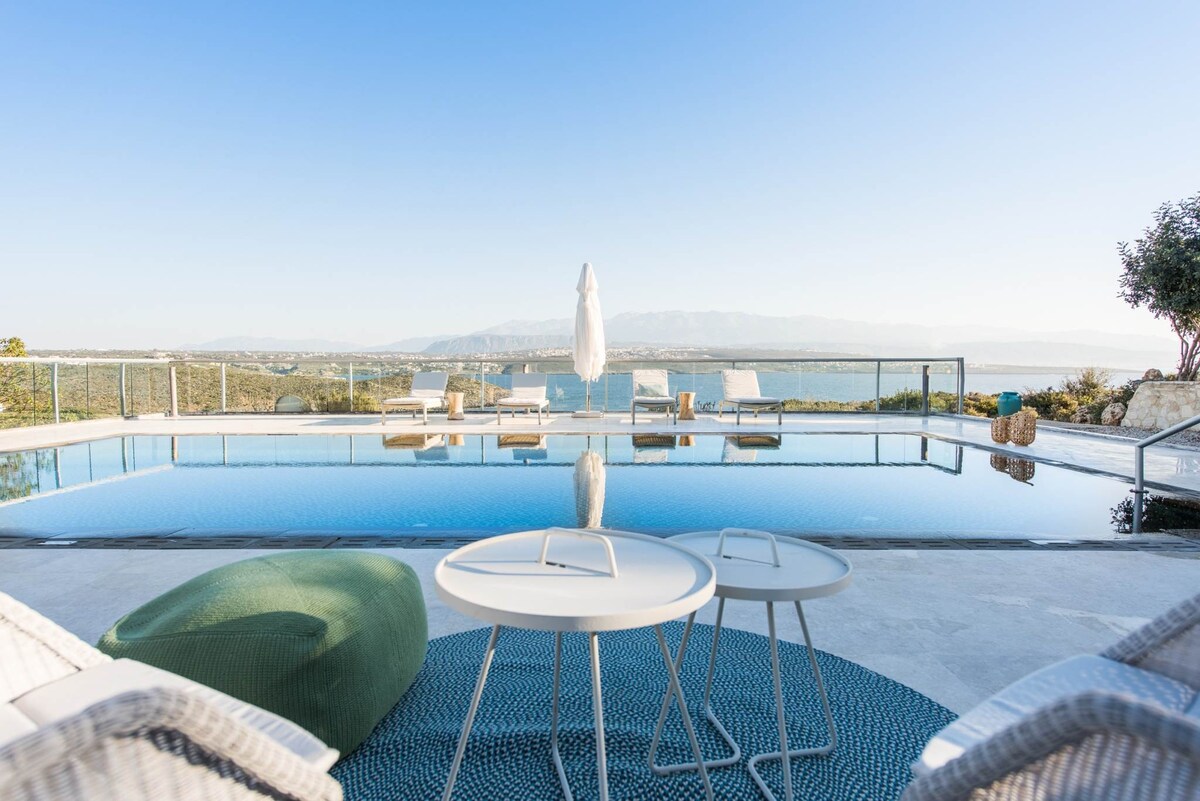 Luxurious Athena Seafront Villas, large pool a...