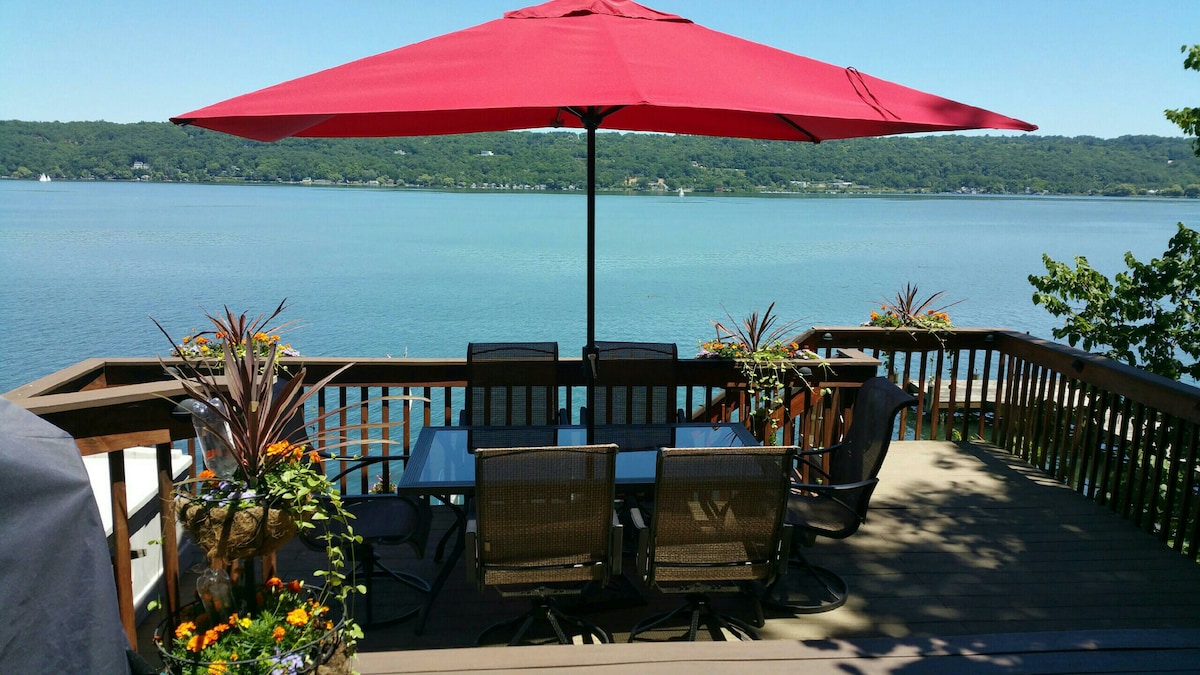 Charming Cayuga Lake Front Cottage