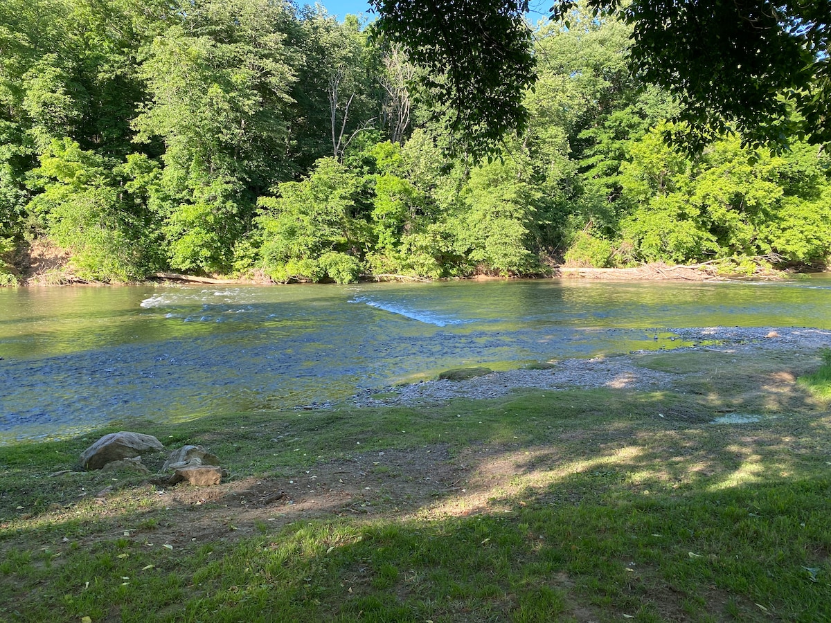 Shenandoah River Front, River access, hot tub.