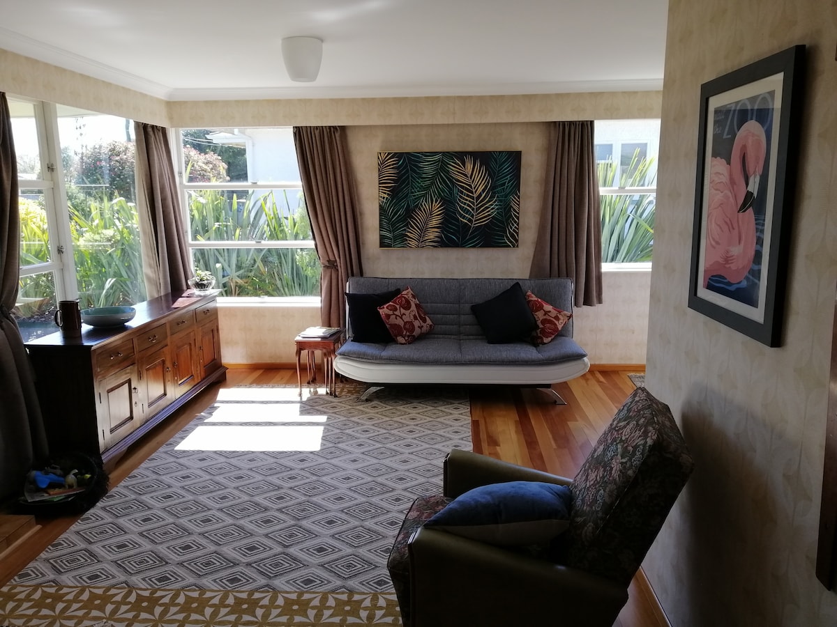 Central Cosy Kiwiana Greytown House with Garage