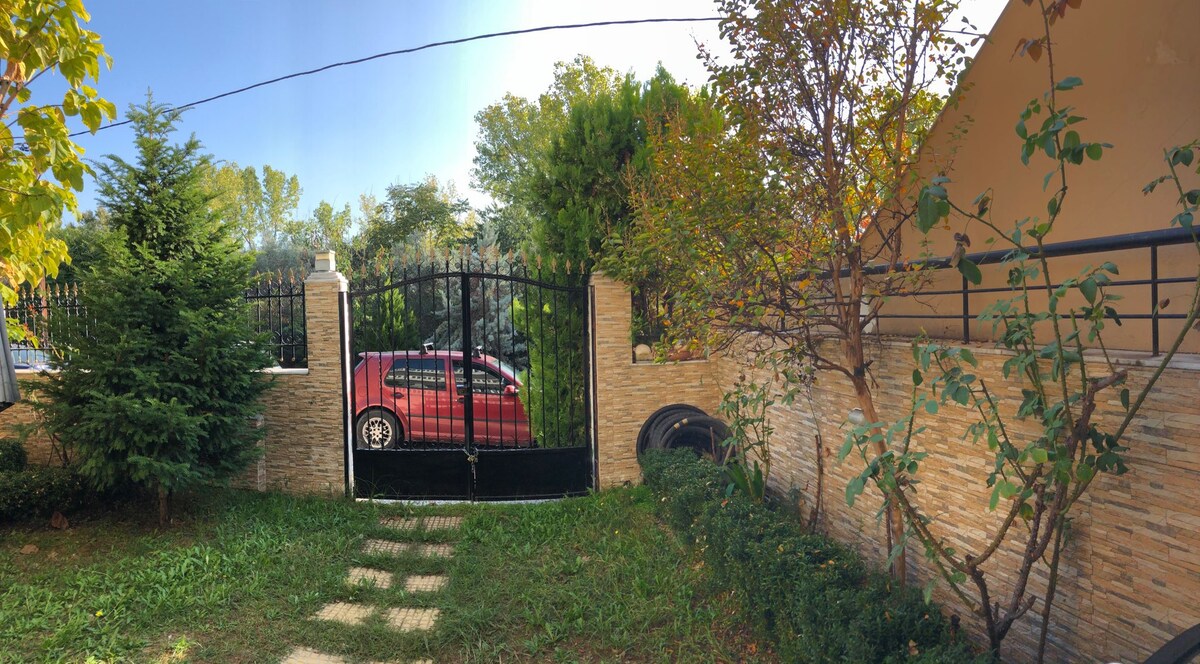 Lovely & Cosy apartment with yard.