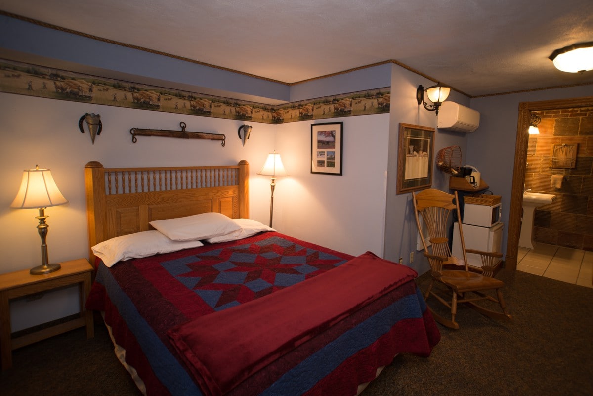 Stone Mill Hotel and Suites - Amish Room