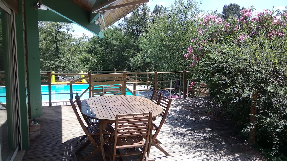 Villa en bois en lisière de forêt.