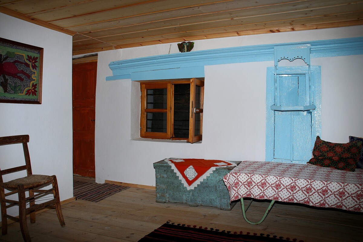 Traditional house in Kazaviti with sea view
