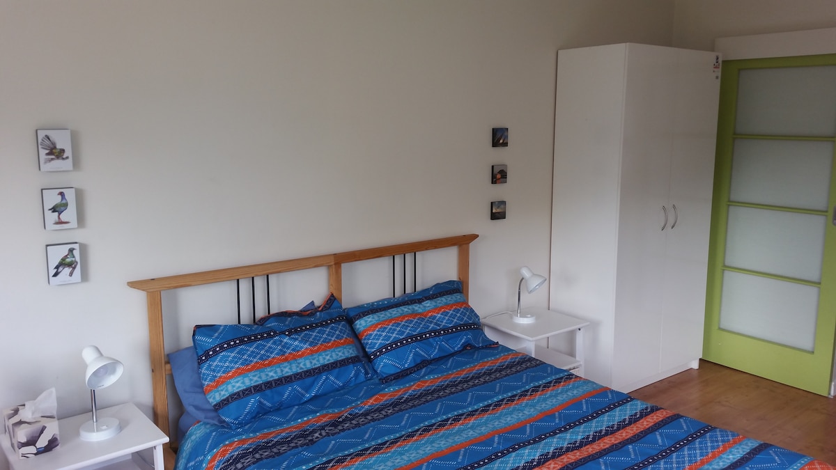 Taradale卧室和套房舒适宽敞。