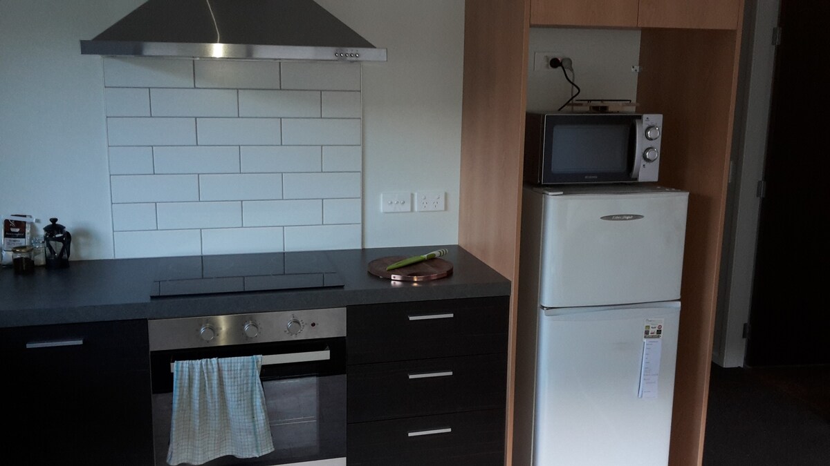 新公寓-安静，设备齐全的厨房
