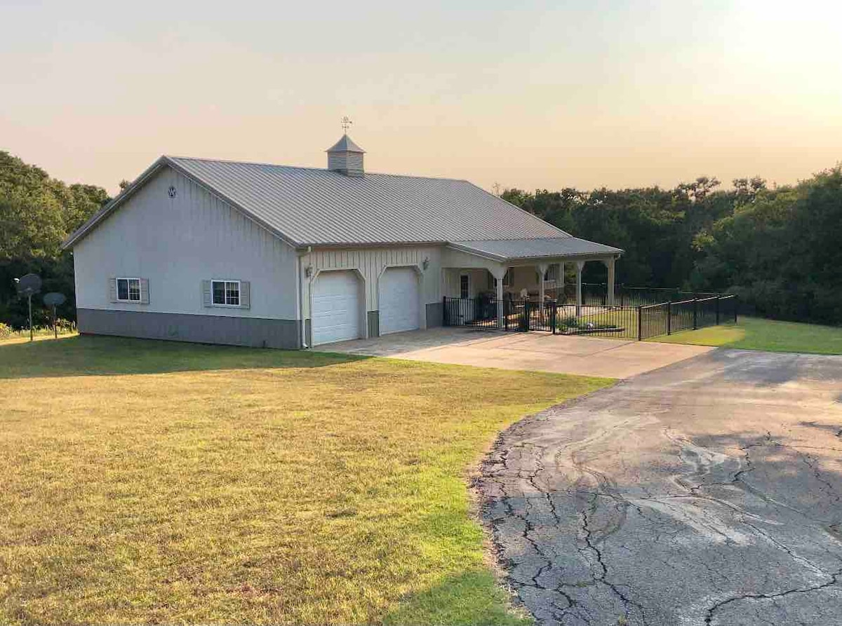 Peaceful 2 bedroom home in the country with pool