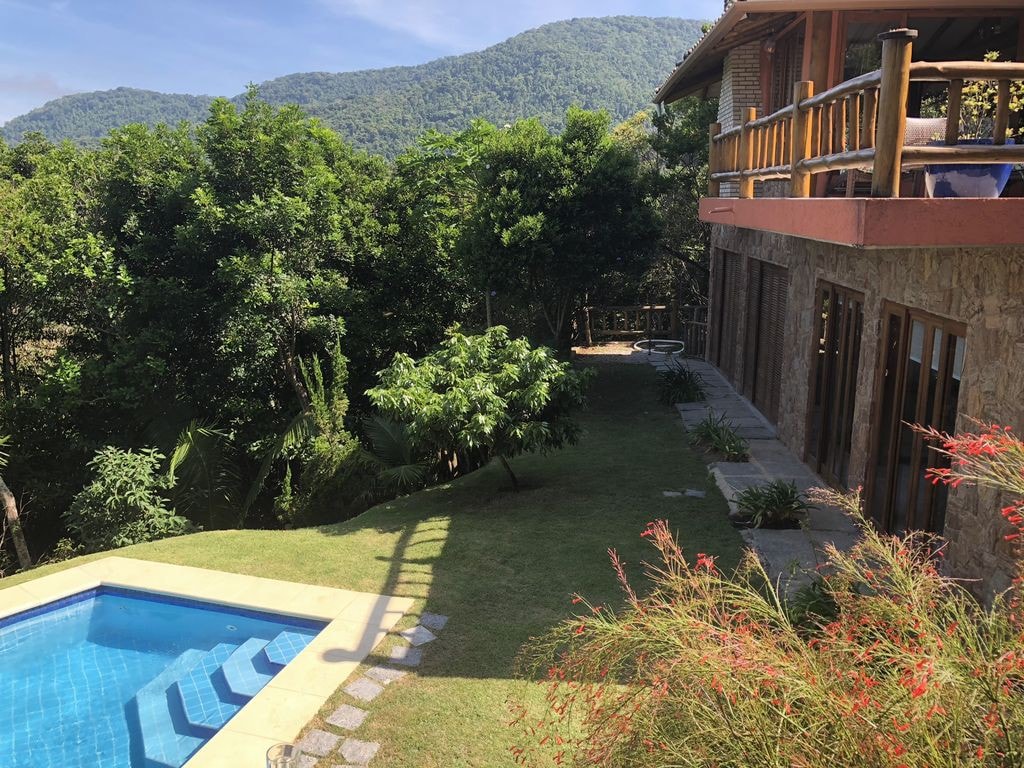 Bela casa com piscina e segurança 24 horas Ubatuba