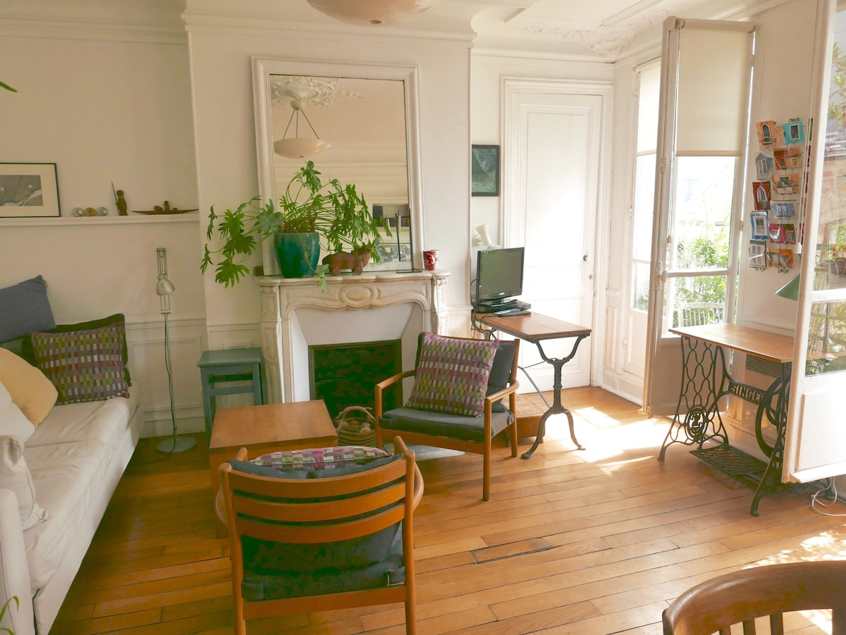 Charming and bright flat in the heart of Paris