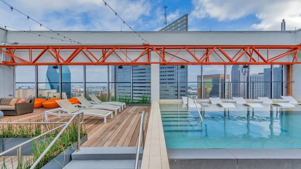 18th FL Stylish CozySuites w/ roof pool, gym #1