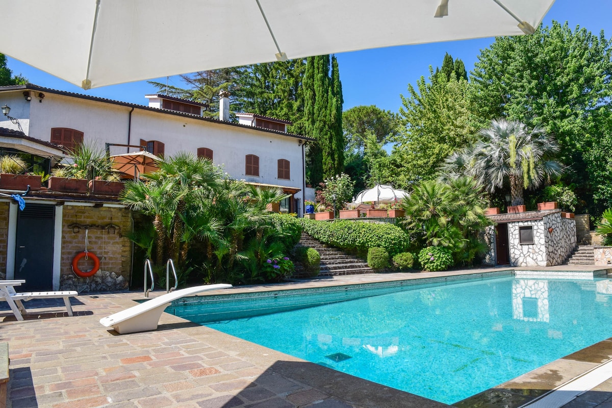 这栋独立别墅带私人泳池，距离罗马20公里