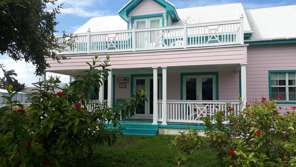 粉色沙滩宽敞的家庭住宅，可欣赏海景！