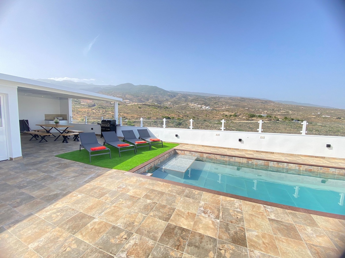 ¡Nueva Villa con piscina y vistas únicas!