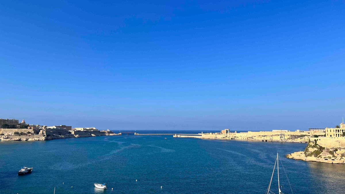 Apartment with a spectacular view in vittoriosa.