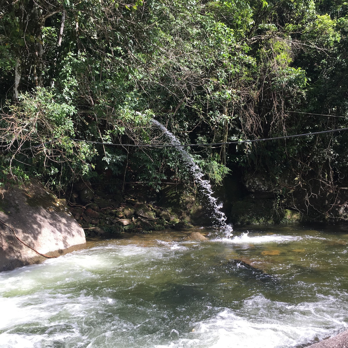 Chalé da Cachoeira no pé da  serra de Friburgo