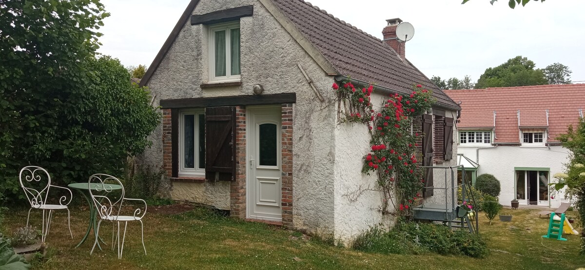 La petite maison d ' été  dans le jardin