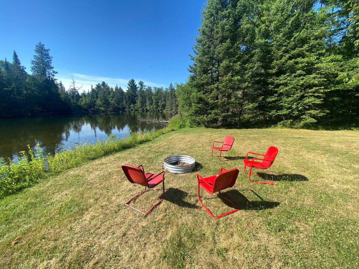 Au Sable River 3 bedroom cabin w/ indoor fireplace