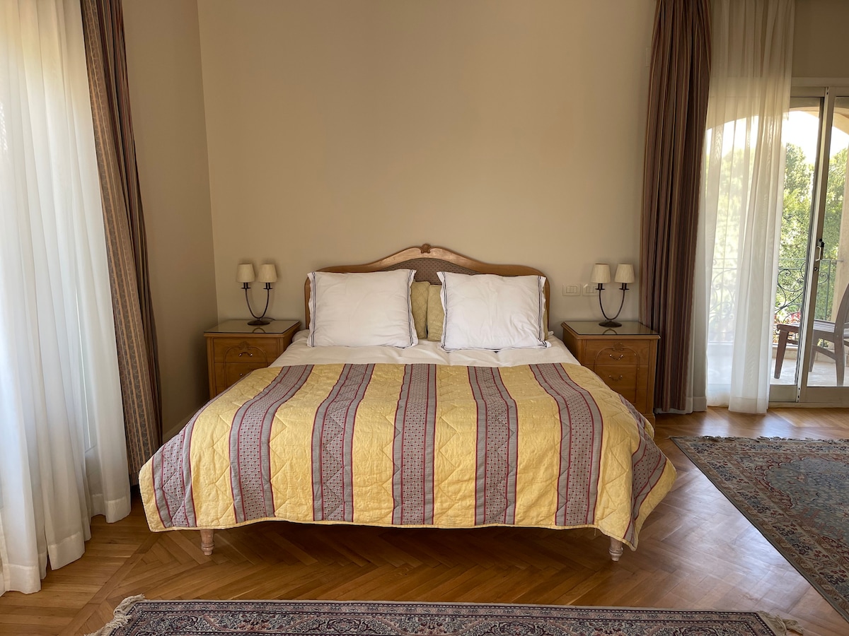 萨卡拉度假酒店（ Sakkara Retreat ）迷人的主卧室
