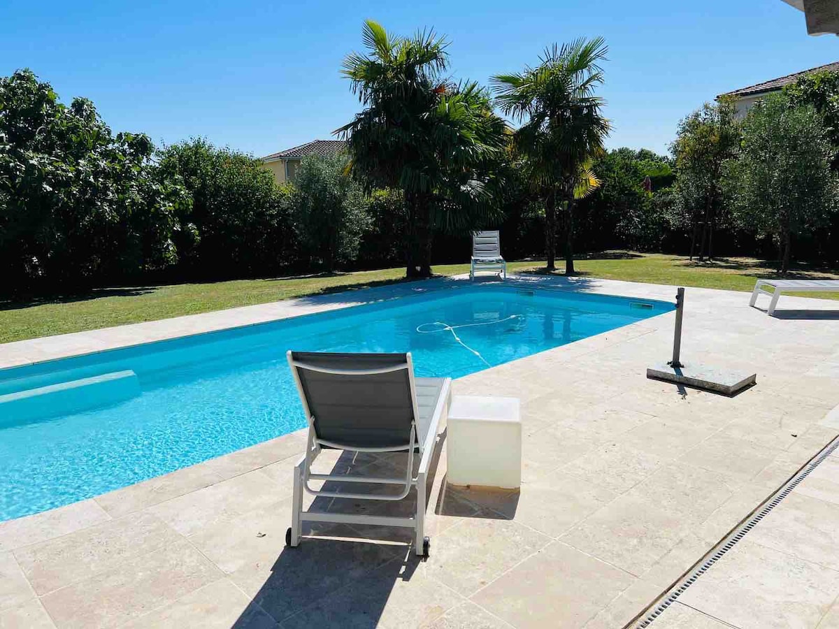 Maison avec piscine, grand Jardin, 3 Parkings