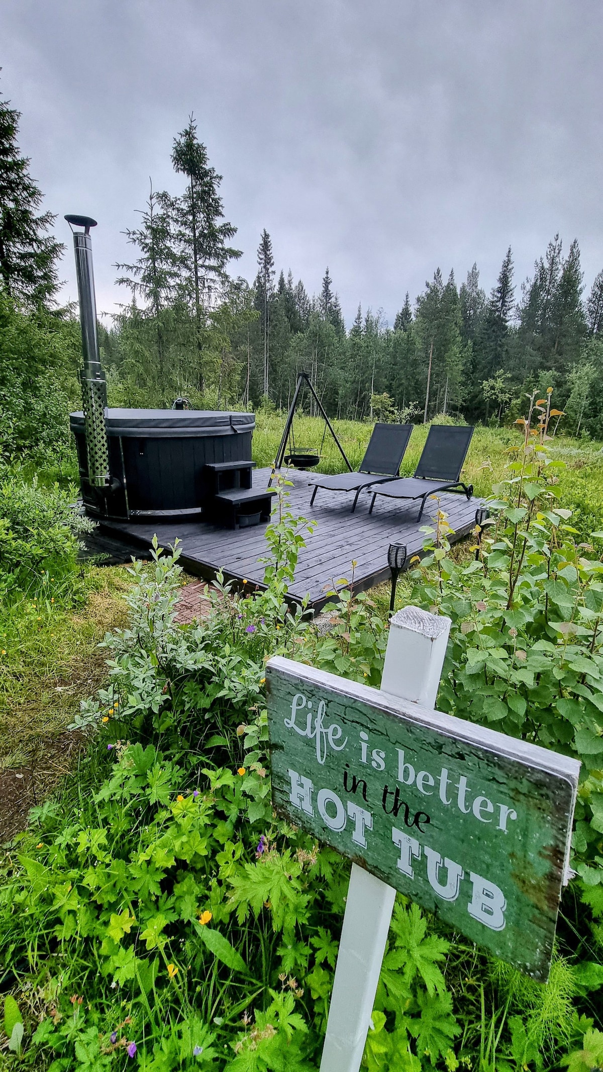 山区带热水浴缸的小木屋