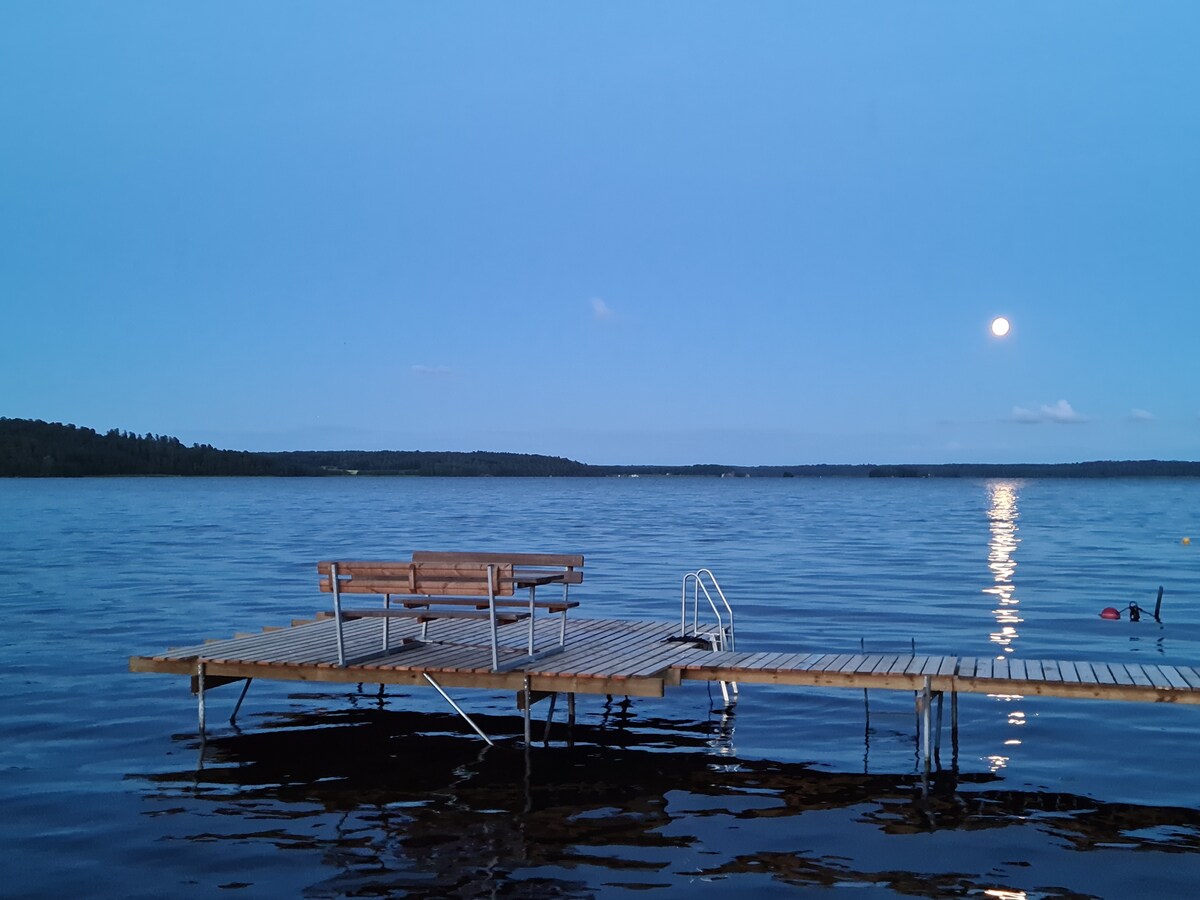 乌普萨拉（ Uppsala ）附近梅兰湖（ Lake Mälaren ）带码头的迷人别墅