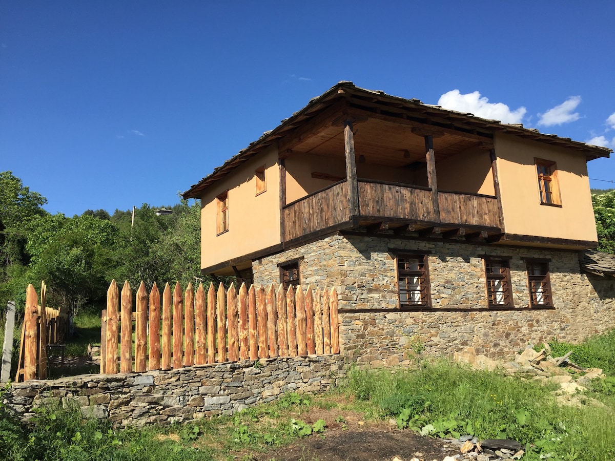 传统保加利亚房屋，景色迷人