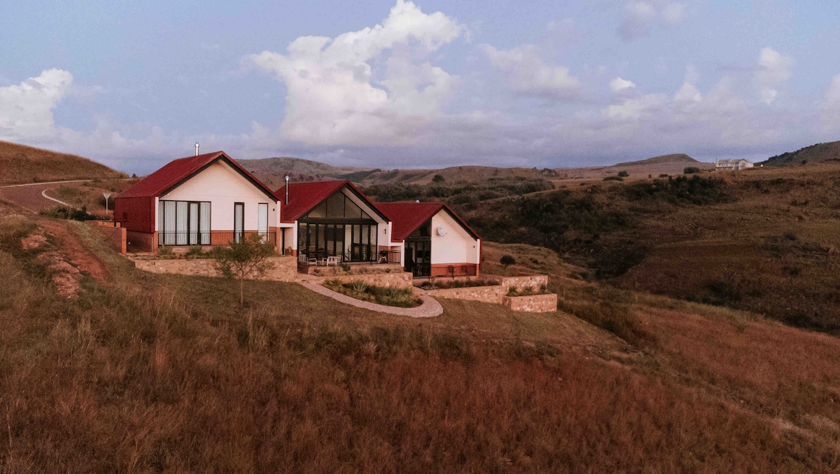 River and Rest: Modern farm house in golf estate