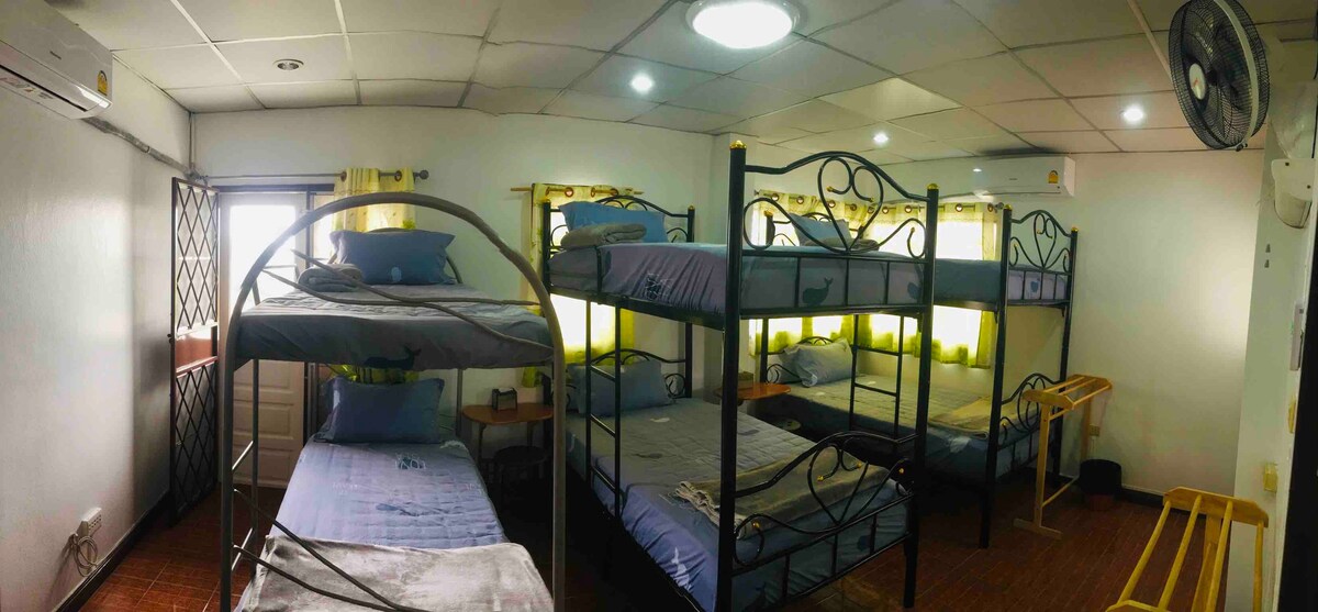 素万那普机场6张床混合宿舍的1张床
