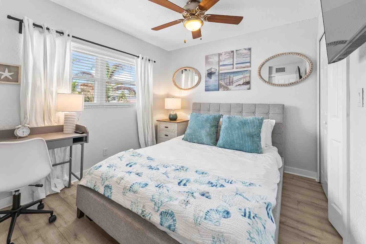 3 min walk to the beach sleeps 7