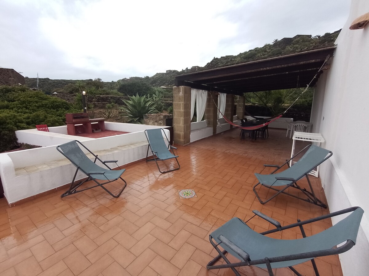 潘泰莱里亚（ Pantelleria ）大海附近的舒适别墅