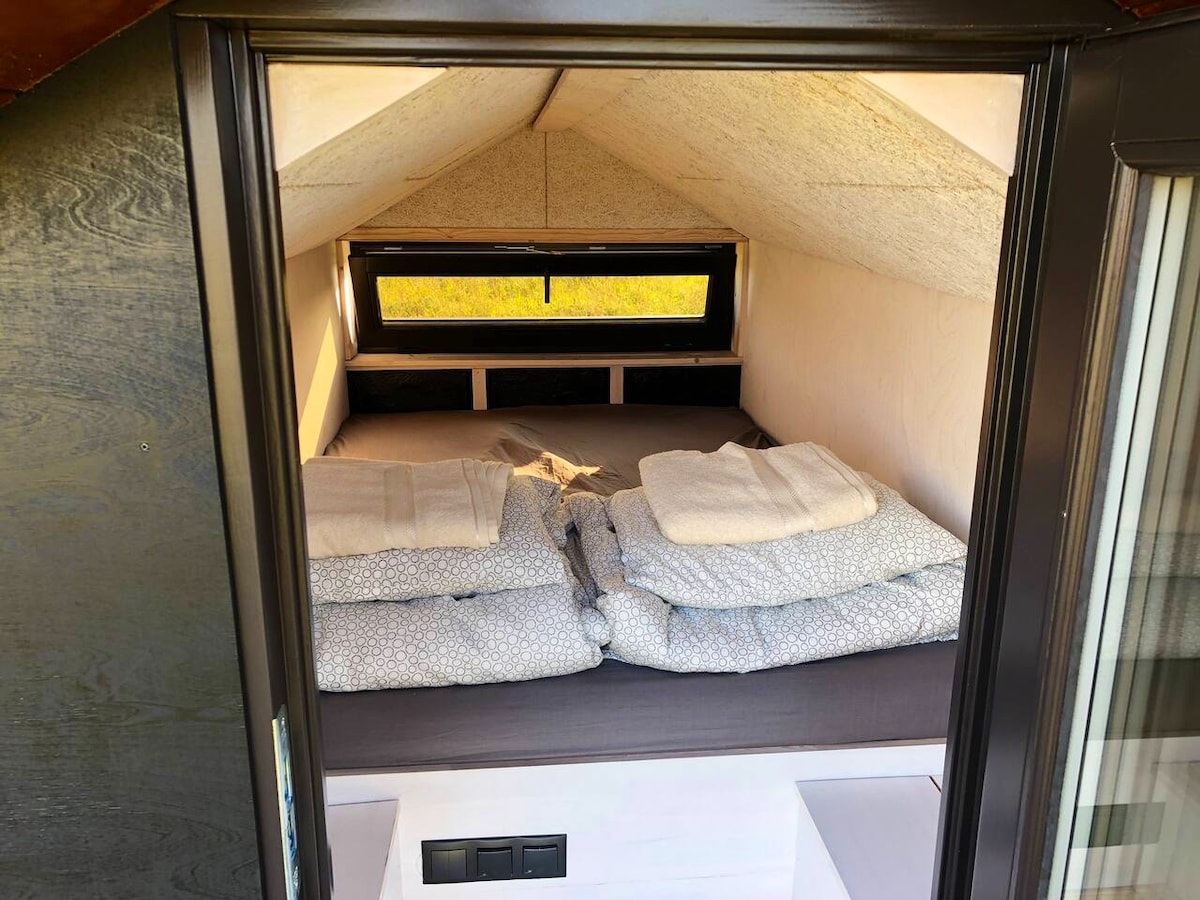 由稻草板制成的加热睡眠小屋- MINI2