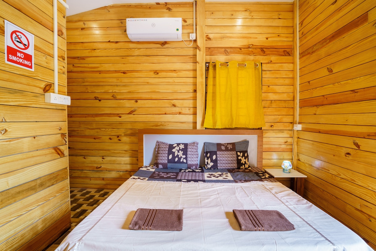 Zuperb wooden cabin in Assagaon, cosy & central