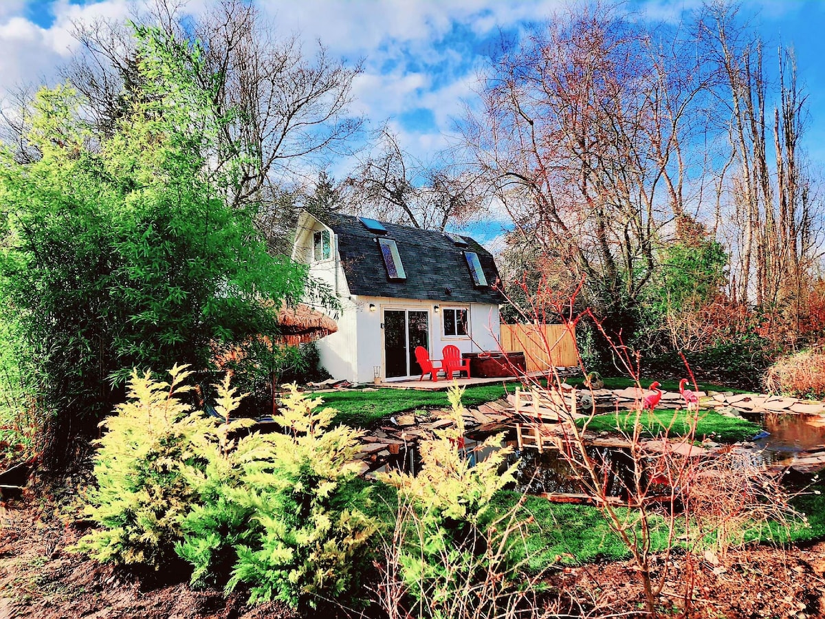 Nature Retreat: Luxury Tiny Cottage w/ Hot tub