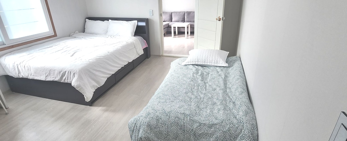 舒适、干净、宽敞。有两张标准双人床，您可以舒适入睡，不收取清洁费。