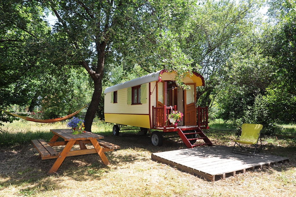 Roulotte  dans le petit camping de la ferme bio