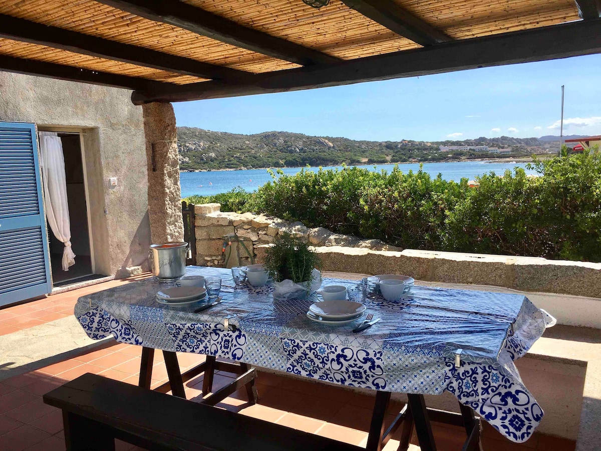 Santa Teresa Gallura Capo Testa  sulla spiaggia