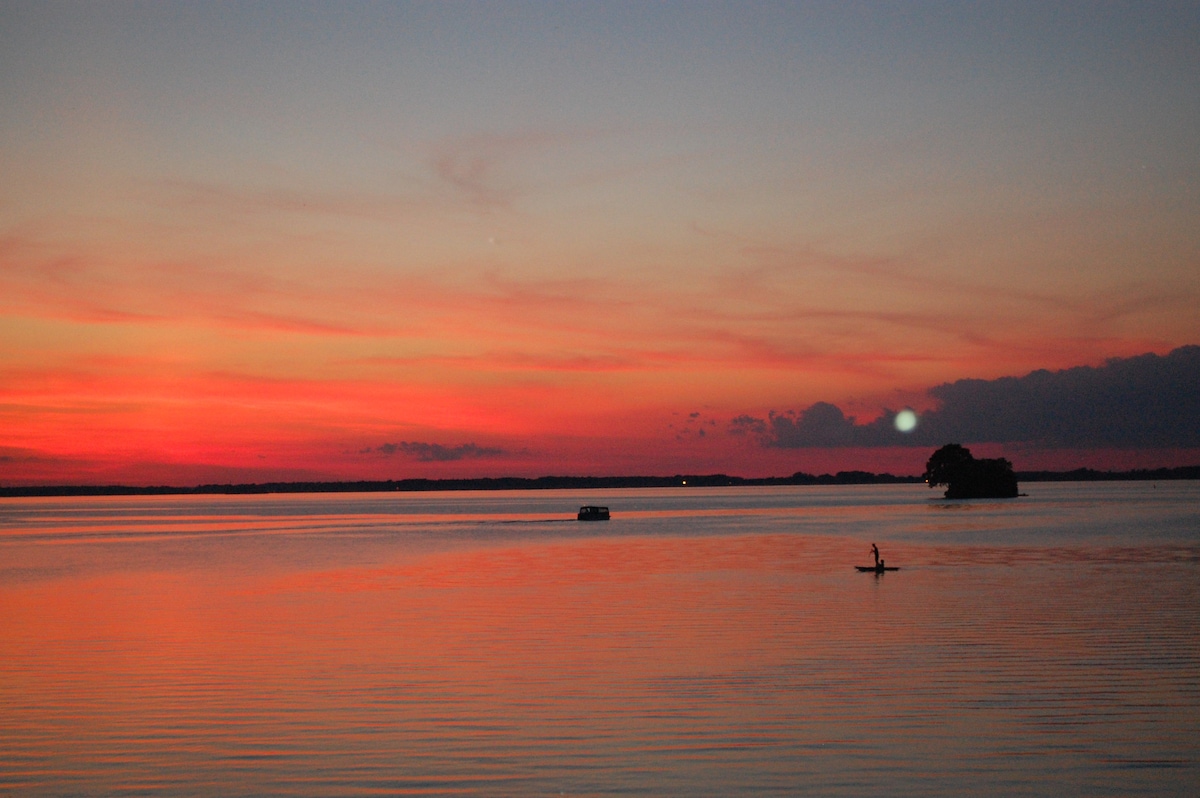 Chalet St-Anicet by the water